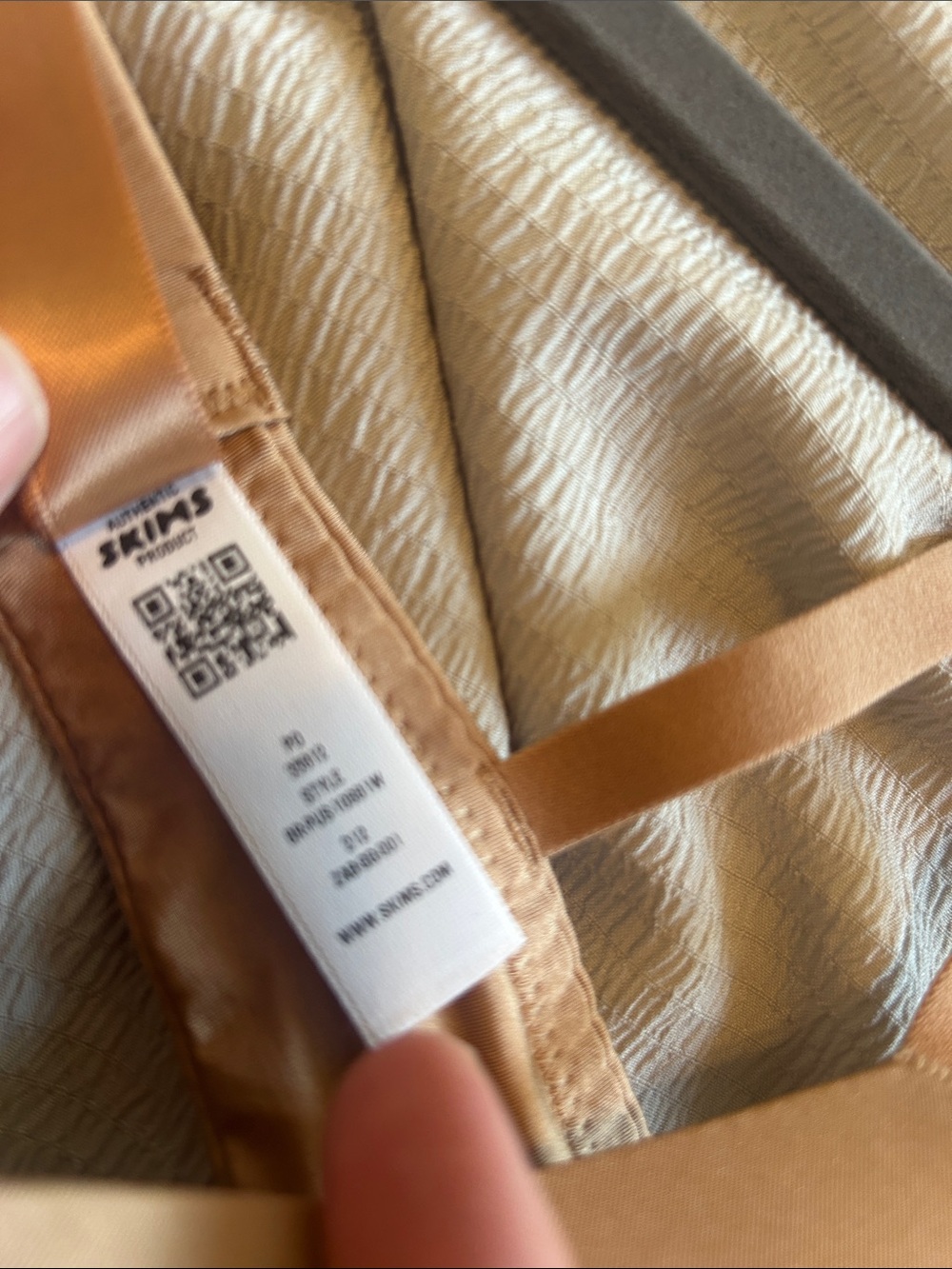 Skims - Seamless Light Support T-Shirt Bra - Brown - Picture 5 of 6